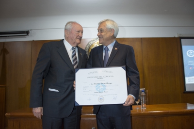 La Universidad distinguió al Dr. Sebastián Piñera Echenique con el título Doctor Honoris Causa
