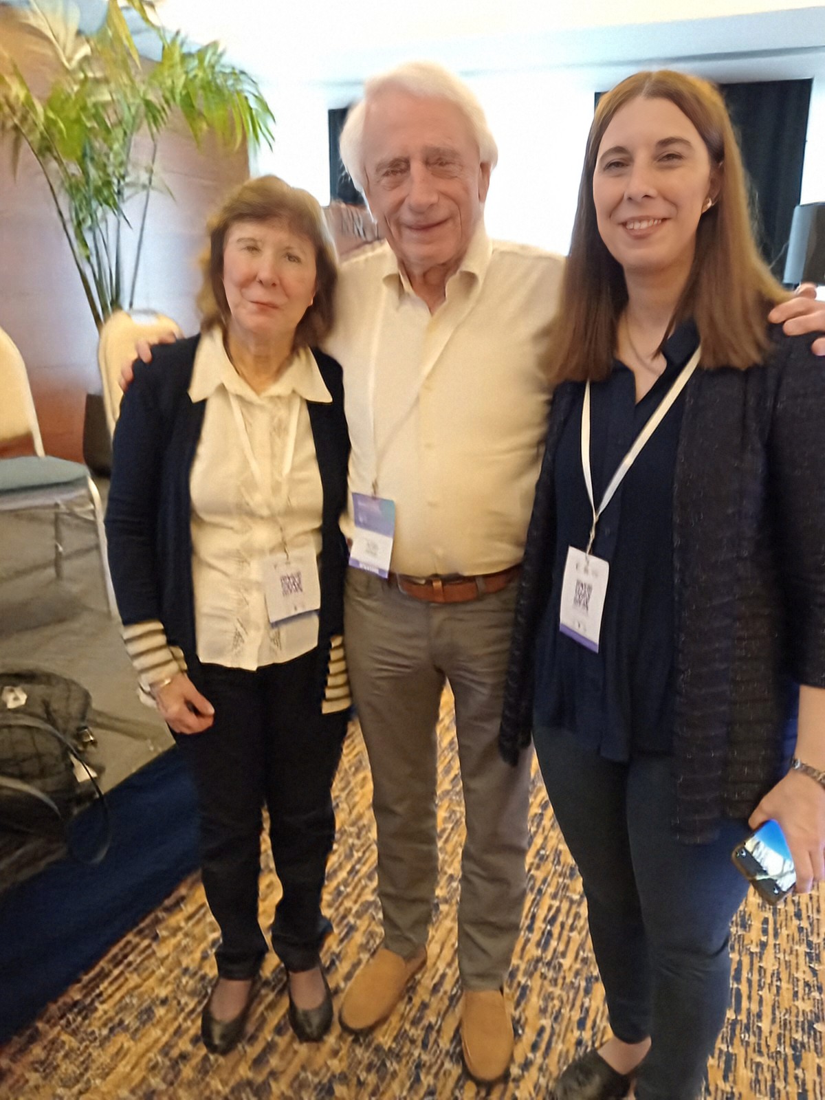 Nuestras representantes aparecen junto al Dr. Alfried Längle, destacado referente del Análisis Existencial Contemporáneo Image