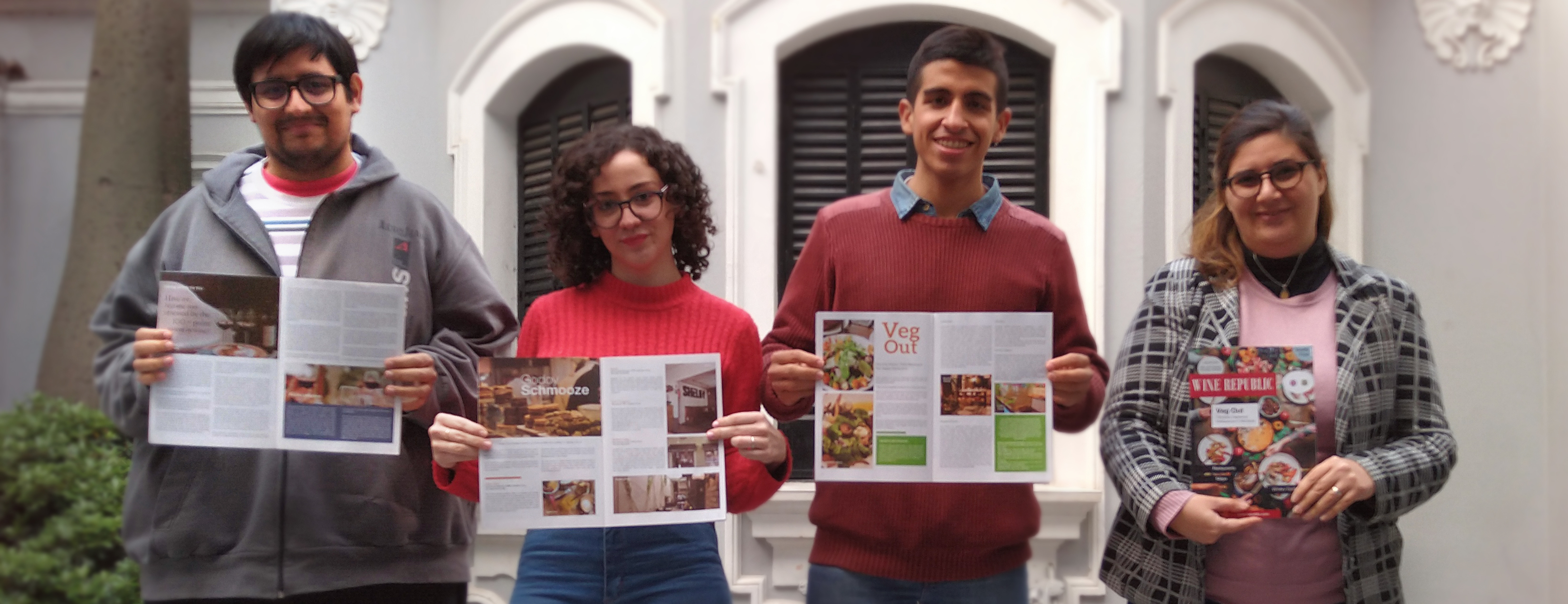alumnos de traductorado inglés con revistas