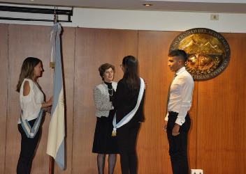 Yanina Tornello (abanderada saliente), Mónica Giozza, Victoria Martínez Caballero y Facundo Álvarez