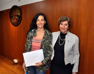 Anahí Scafati (mejor ingresante 2019) y la Directora Mónica Giozza.